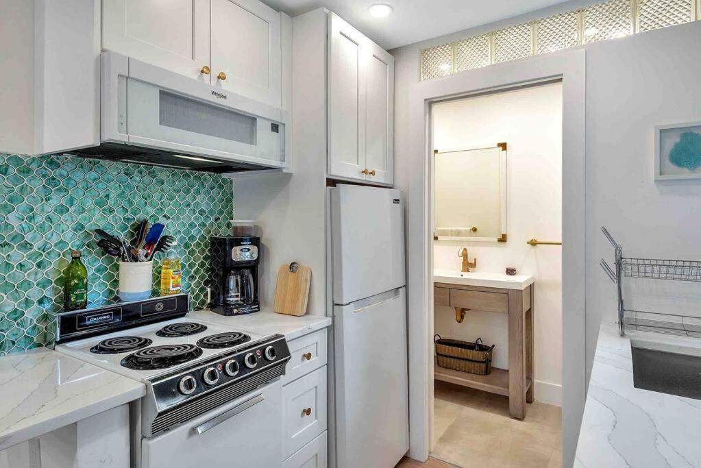 Charming Studio W Pool One Mile To Beach Pets Welcome Lake Worth Beach Exterior photo