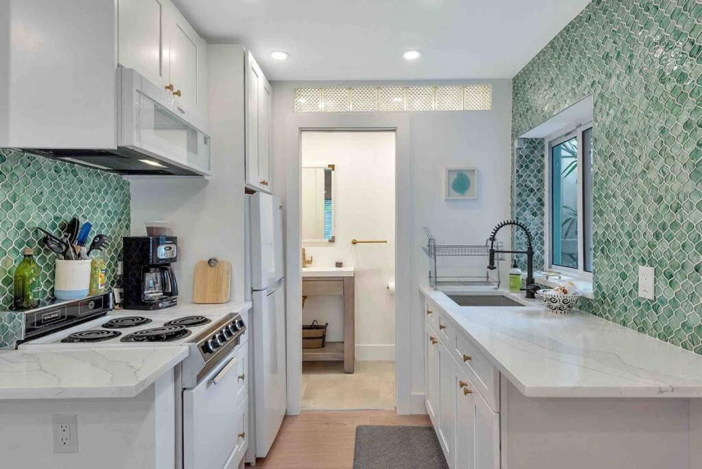 Charming Studio W Pool One Mile To Beach Pets Welcome Lake Worth Beach Exterior photo
